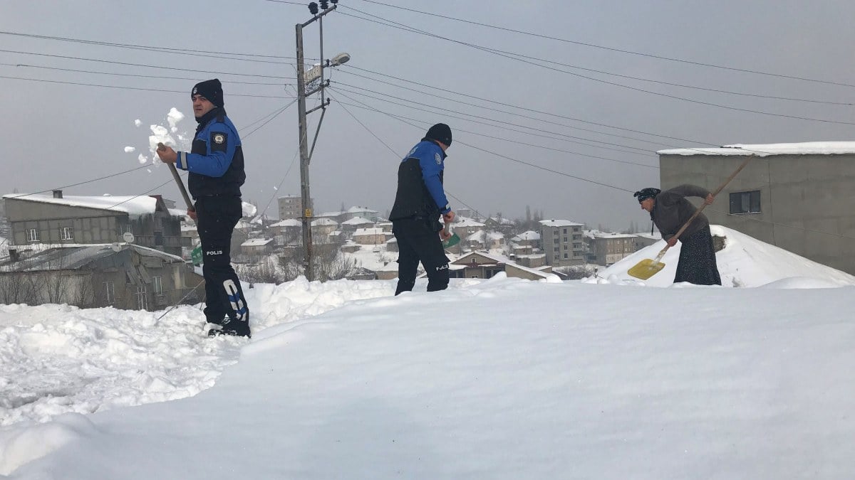 Hakkari’de çatısındaki karı temizleyen kadına polis ekipleri yetişti