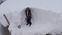 Hakkari’de kar kalınlığı evlerin boyunu geçti