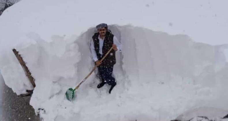 Hakkari’de kar kalınlığı evlerin boyunu geçti