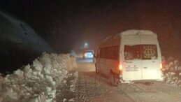 Hakkari’de yoğun kar! Sürücüler yolda kaldı