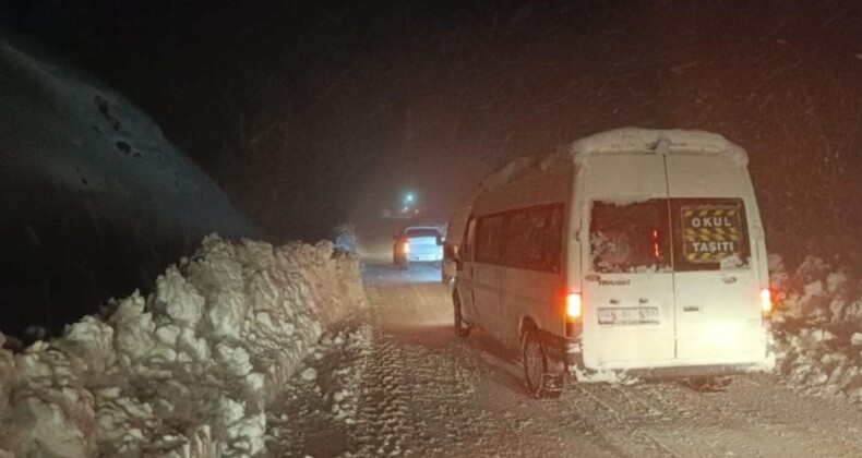 Hakkari’de yoğun kar! Sürücüler yolda kaldı