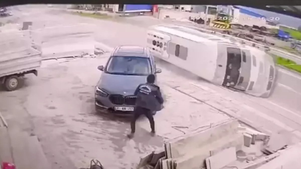 Hatay’da 7 kişinin yaralandığı 1 kişinin öldüğü kaza kamerada: Saniye saniye o anlar!