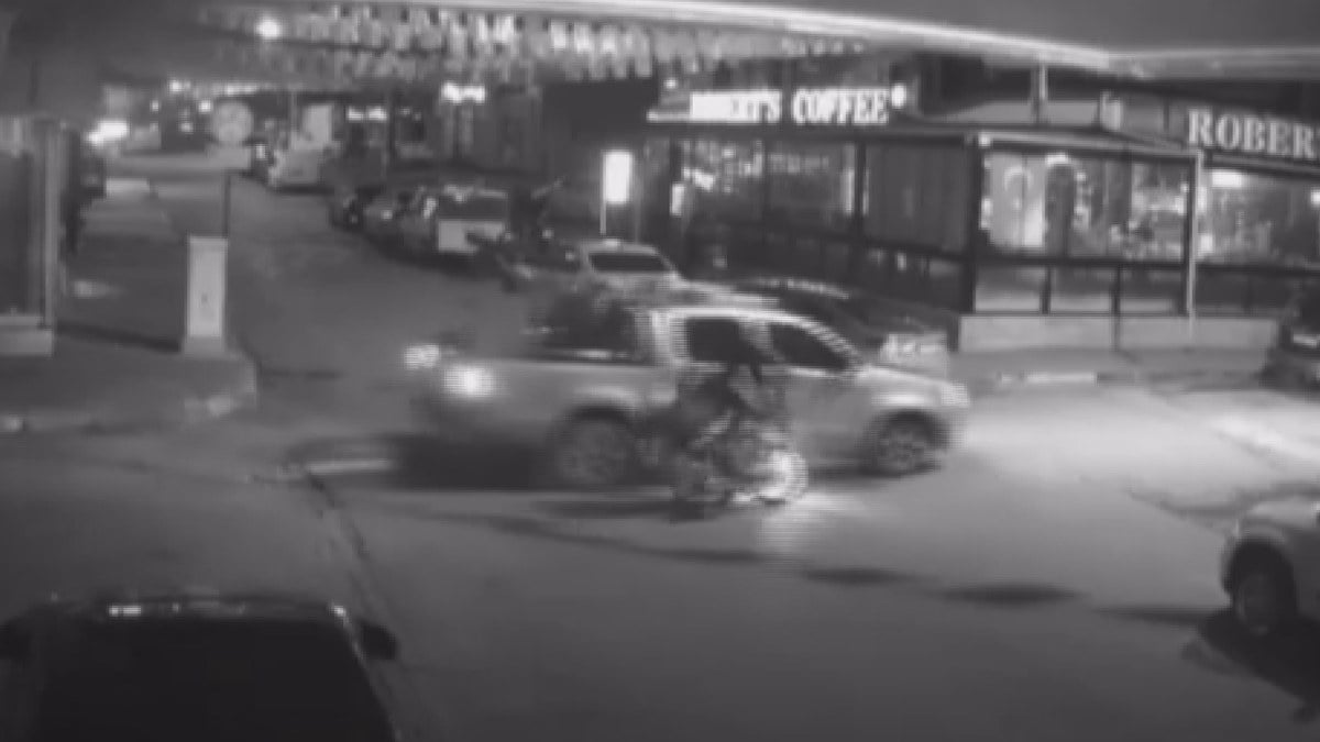 Hatay’da korkunç kaza: Motosiklet pikaba ok gibi saplandı