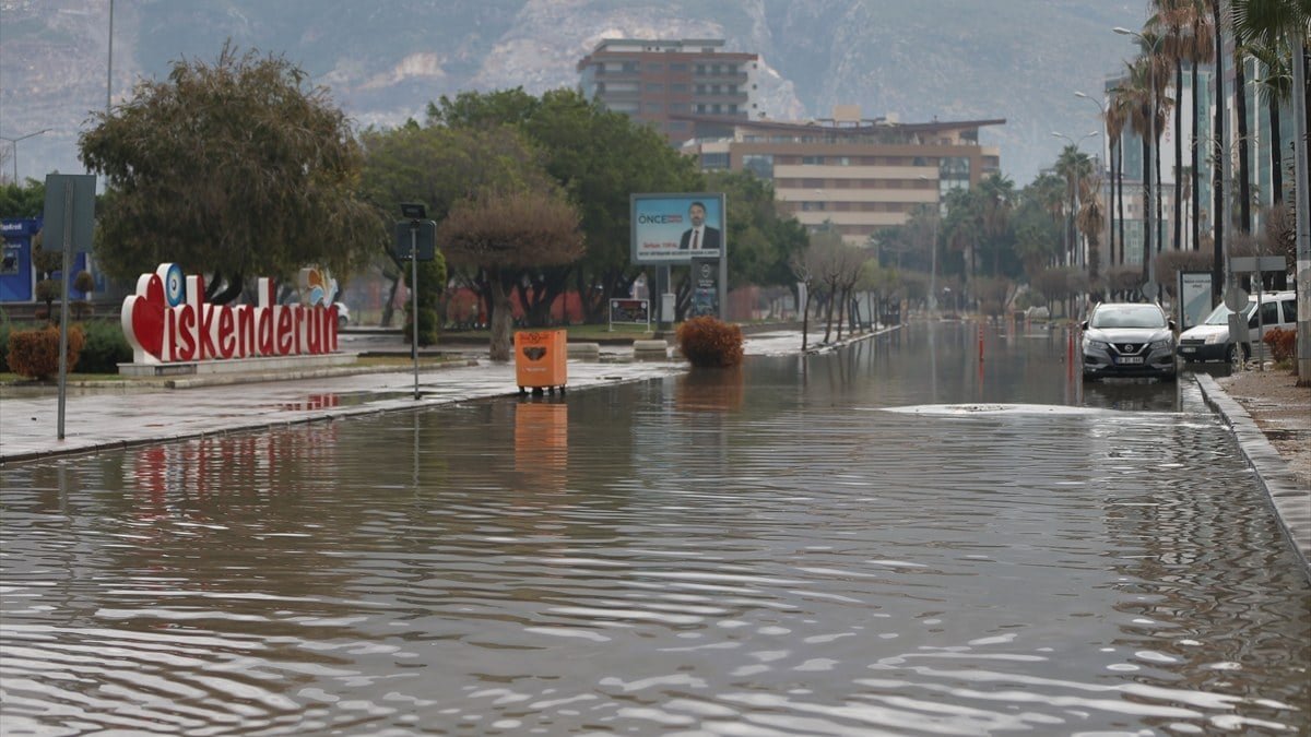 Hatay’da sağanak evleri ve iş yerlerini su içinde bıraktı!