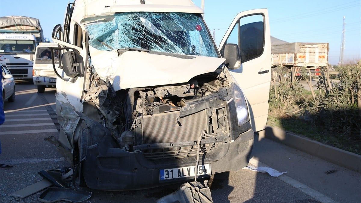 Hatay’da servis midibüsüyle tırın çarpışması sonucu 12 kişi yaralandı