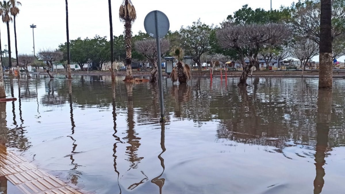 Hatay’ı yağmur vurdu! İskenderun sahili yine su altında kaldı