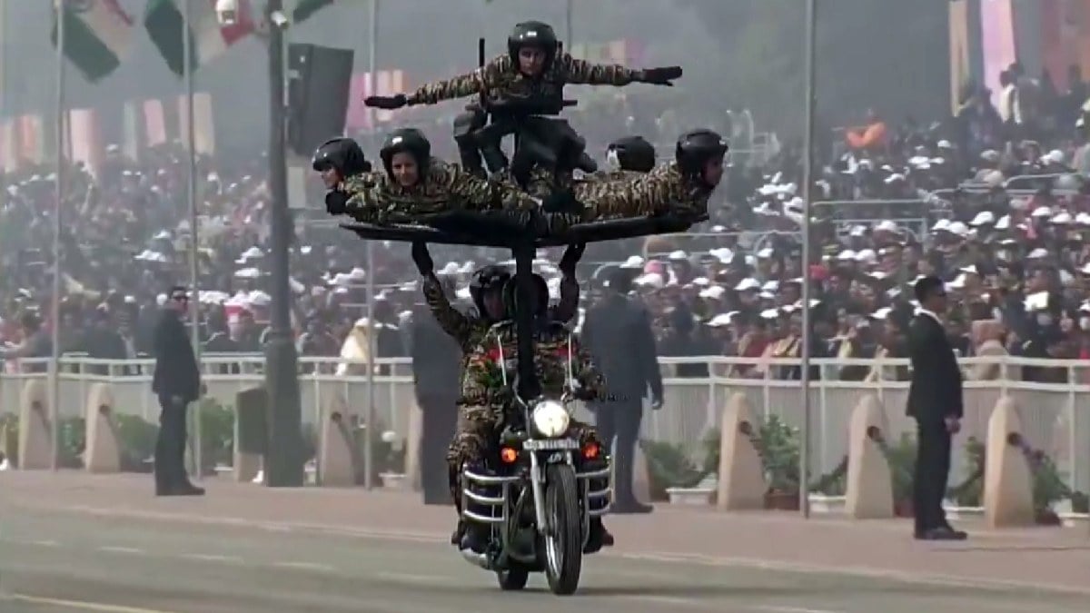 Hindistan’da askeri geçit töreninde ilginç anlar