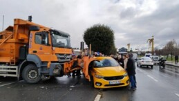 İBB’ye ait kar küreme aracı kazaya neden oldu! Taksi hurdaya döndü
