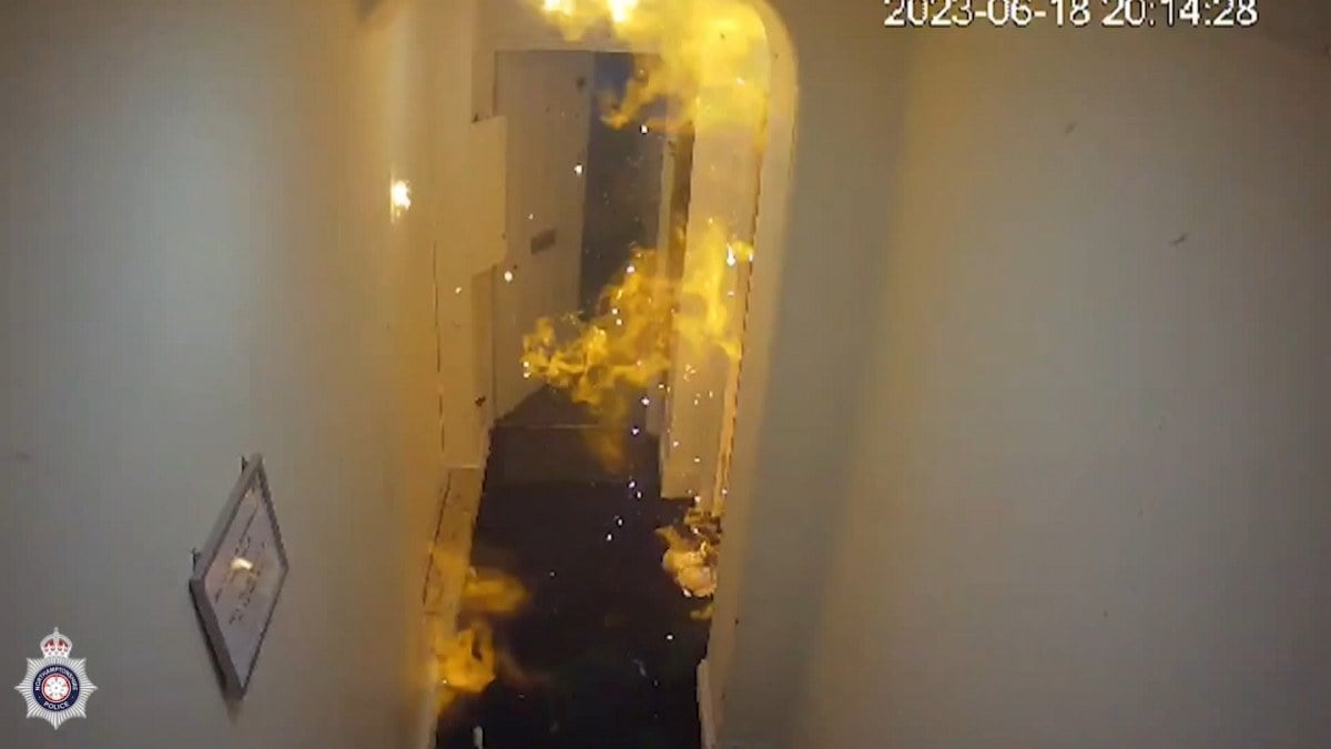 İngiltere’de intikam almak isteyen kadın eski sevgilisinin kapısını patlattı: O anlar…