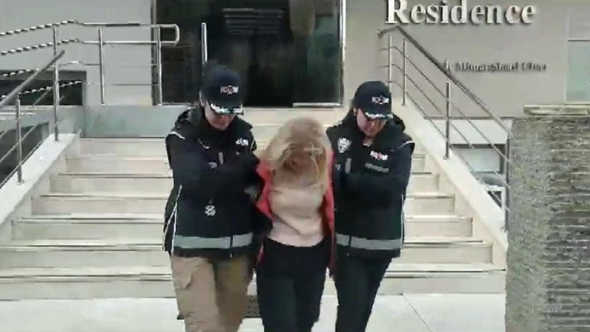 Interpol tarafından kırmızı bültenle aranan suçlu İzmir’de yakalandı