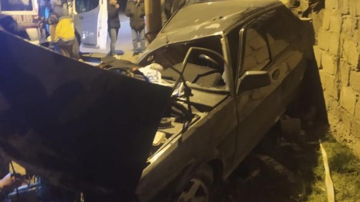 Isparta’da direğe çarpan alkollü sürücünün aracı hurdaya döndü