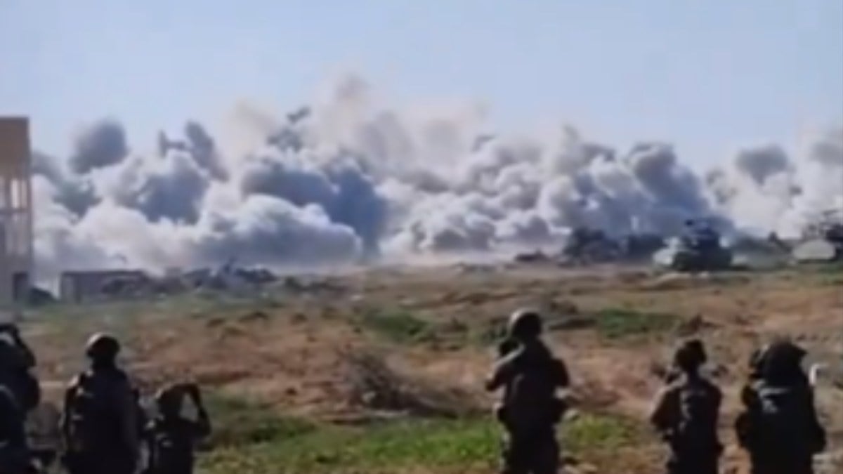 İsrail’in zalimliği sürüyor! Yerleşim alanını havaya uçururken sevinç çığlıkları atıldı