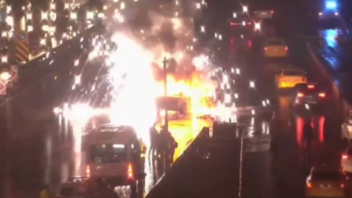 İstanbul 15 Temmuz Şehitler Köprüsü girişinde otomobil küle döndü