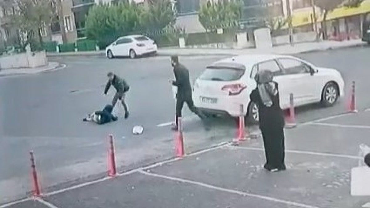 İstanbul Beylikdüzü’nde otomobilin çocuğa çarptığı anlar kamerada