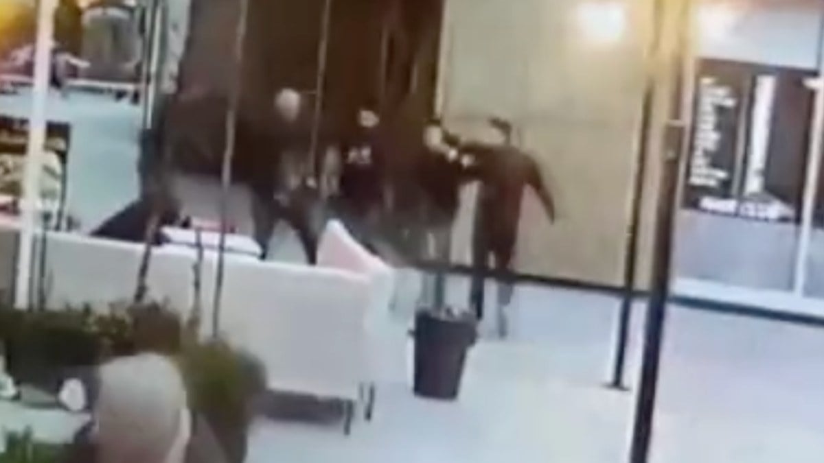 İstanbul Esenyurt’ta 3 kişinin yaralandığı kripto para kavgası kameraya yansıdı