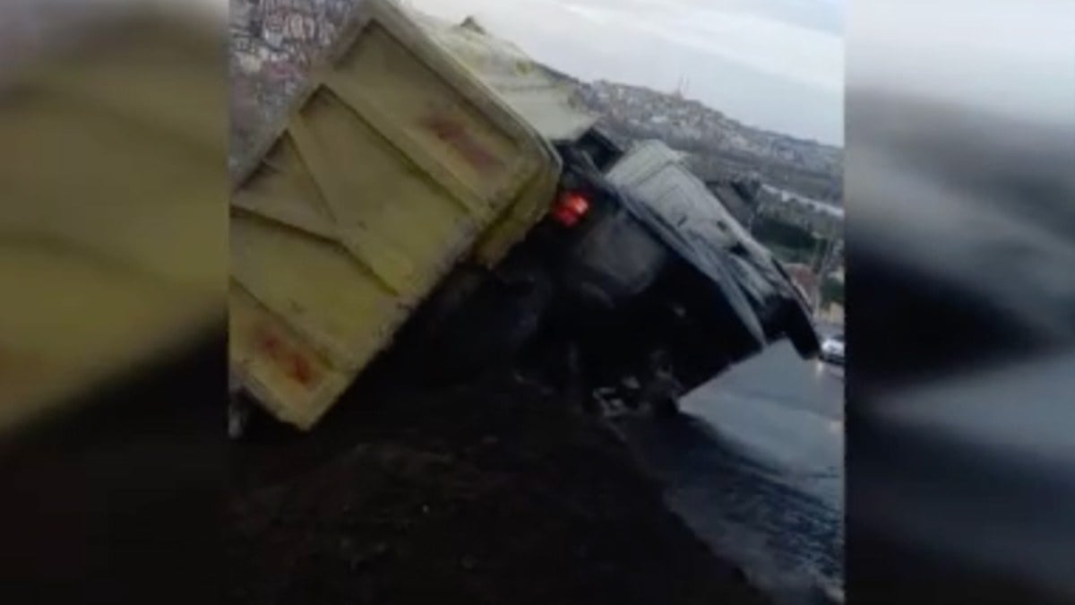 İstanbul Eyüpsultan’da kum yüklü kamyon devrildi