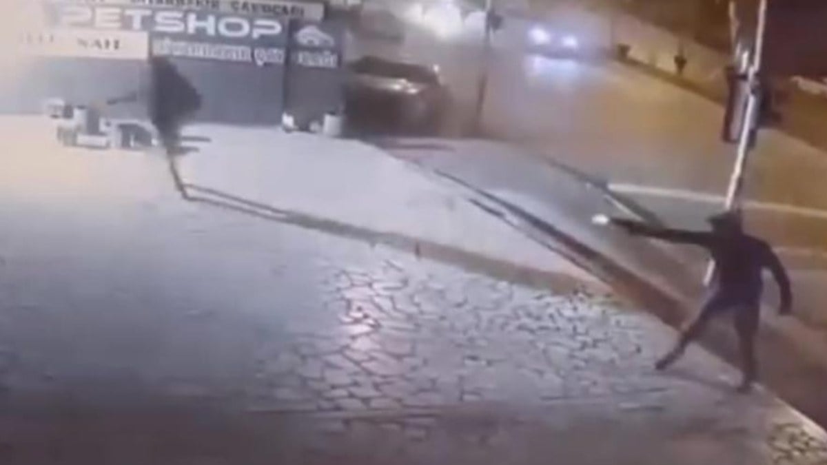 İstanbul Gaziosmanpaşa’da iş yerine silahlı saldırı kameraya yansıdı