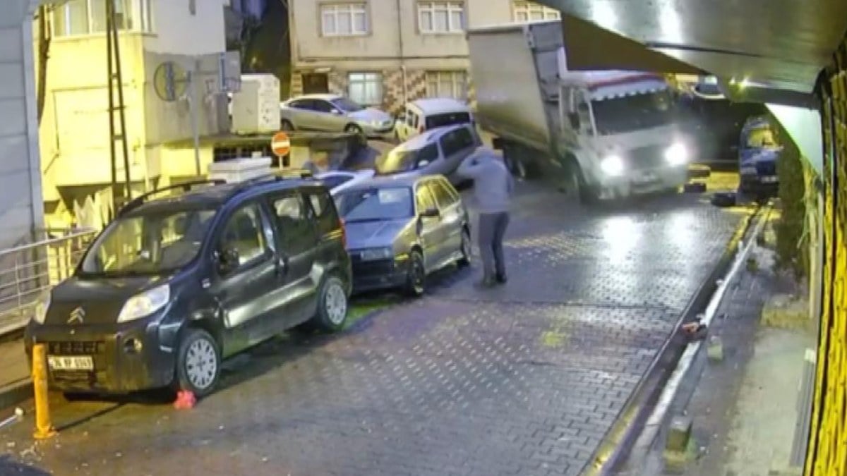 İstanbul Kağıthane’de 7 araca hasar veren kamyon kaçtı