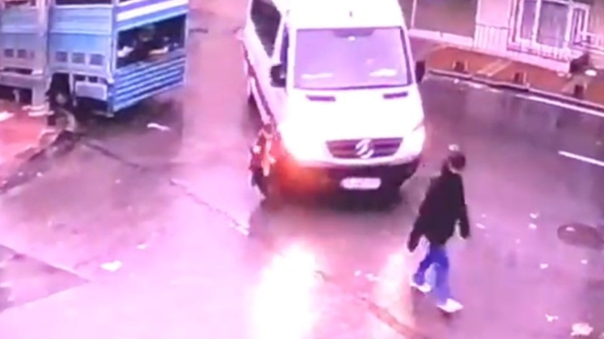 İstanbul Sultangazi’de servis aracının altında kalan çocuk can verdi