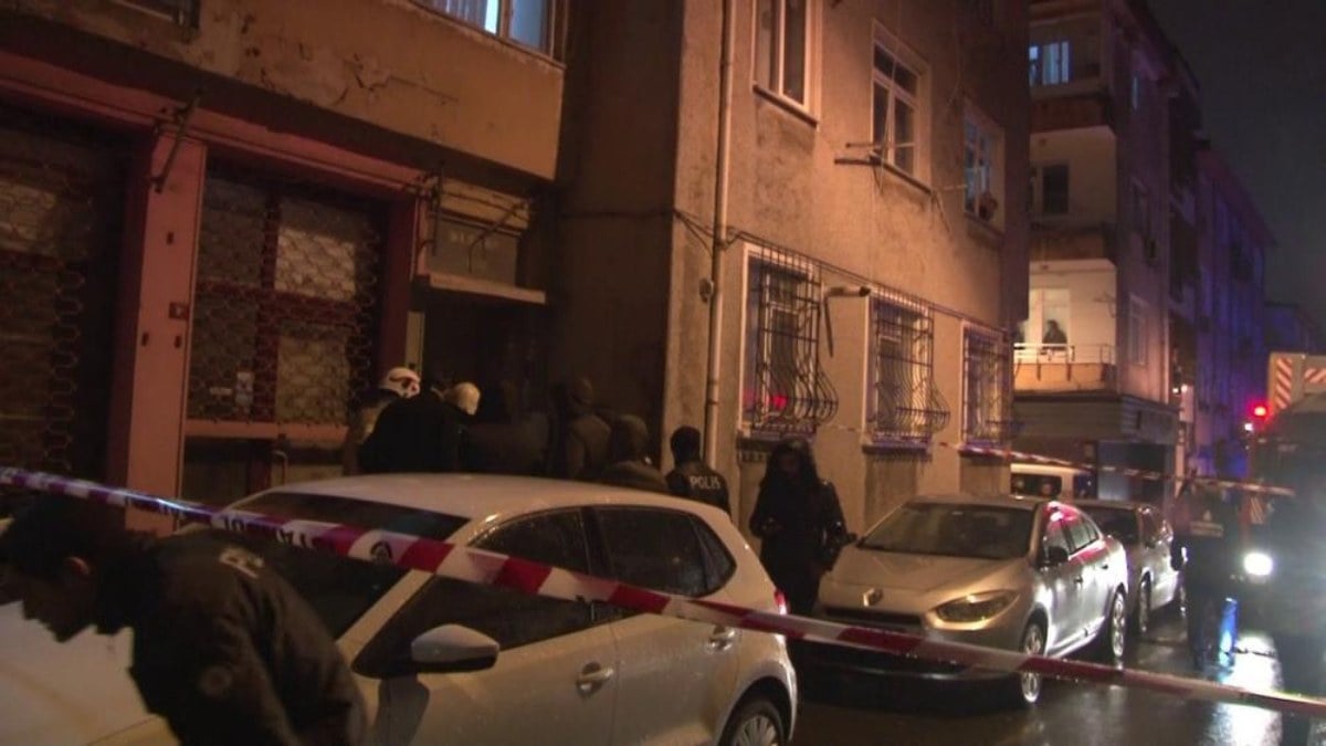 İstanbul’da alevler geceyi aydınlattı: Bir ev tahliye edildi