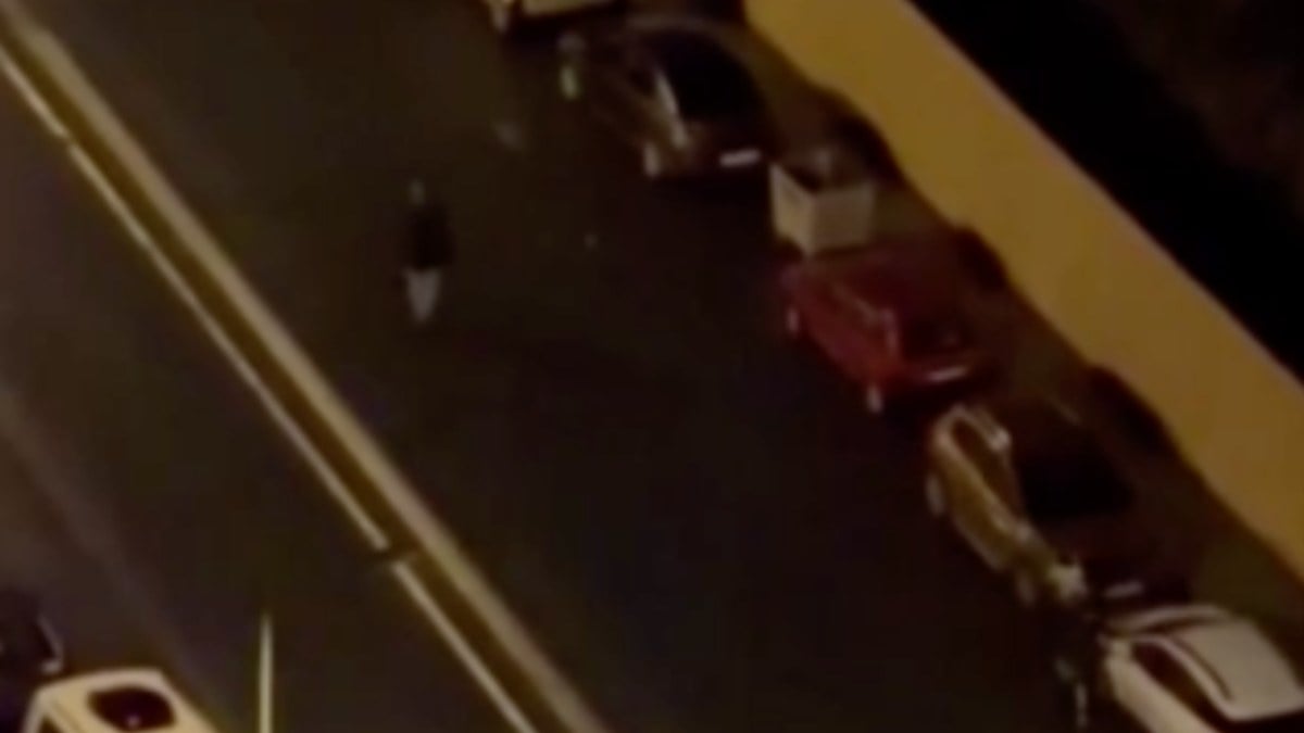 İstanbul’da alkolü şahıslar park halindeki araçları tekmeledi