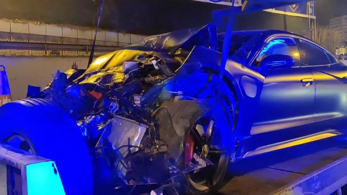 İstanbul’da belediye aracına çarpan lüks otomobil perte çıktı: Kazada 5 kişi yaralandı