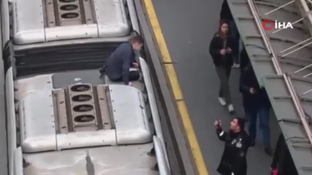 İstanbul’da bir kişi, metrobüsün üstünde yolculuk yaptı