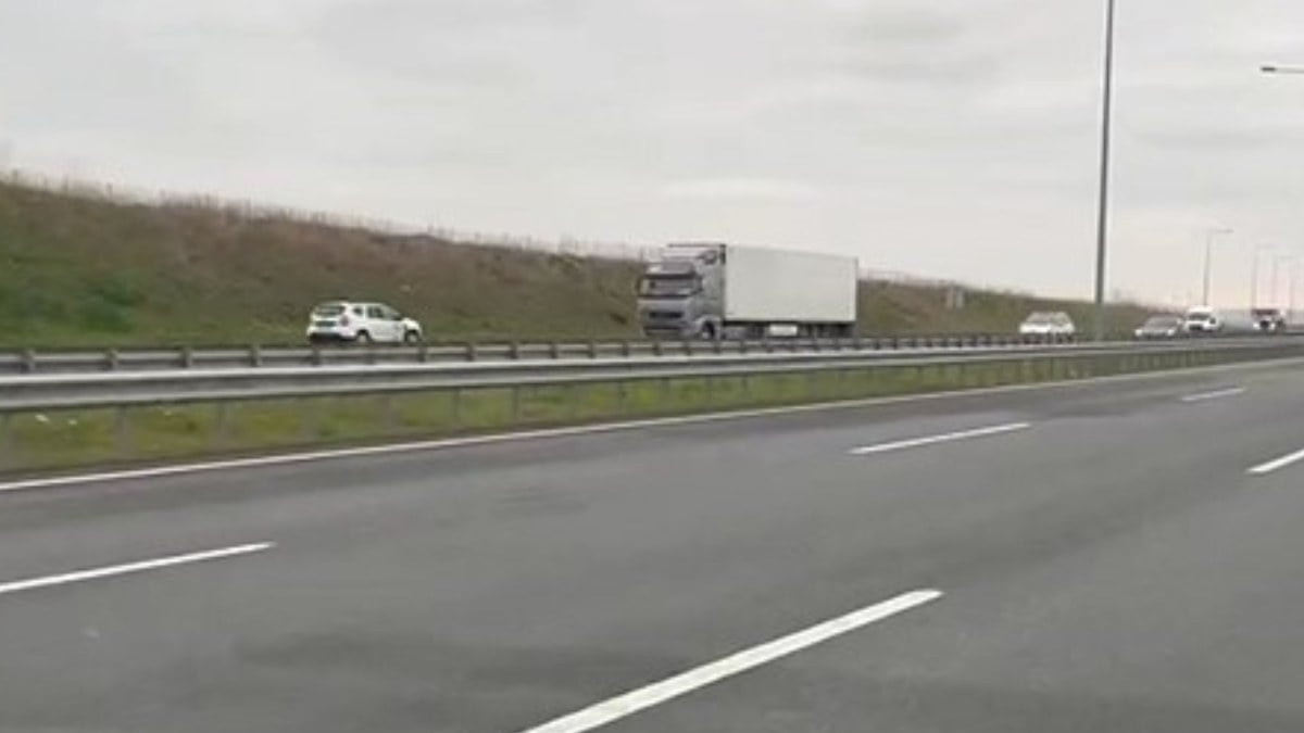 İstanbul’da bir otomobil otoyolda kilometrelerce ters yönde gitti