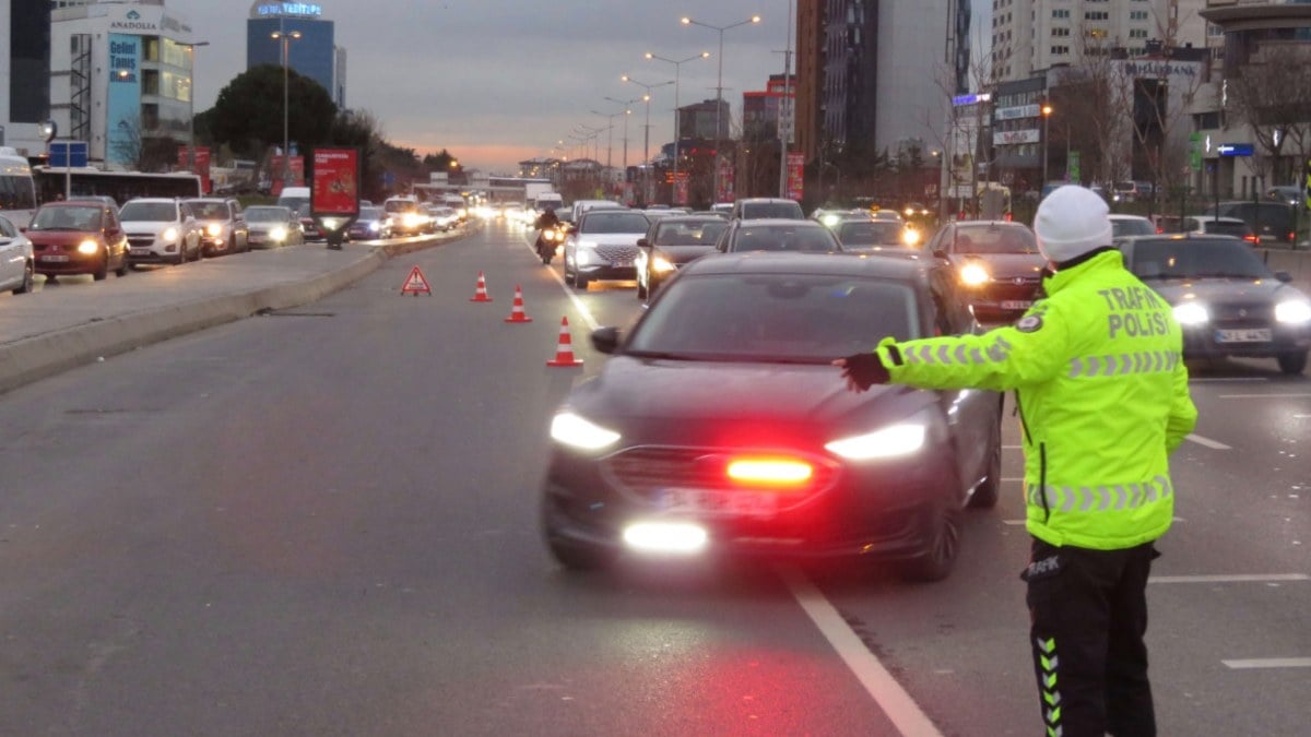 İstanbul’da çakar ve emniyet şeridi denetimi gerçekleştirildi