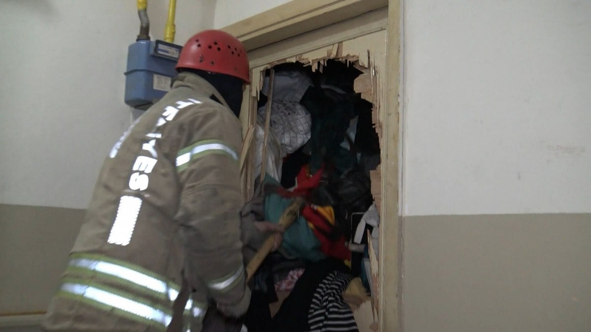 İstanbul’da çöp evde öldü: Kıyafetlerin altında kalarak can verdi