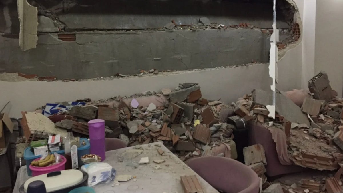 İstanbul’da dairenin duvarı yıkıldı: Molozlar evin içine girdi