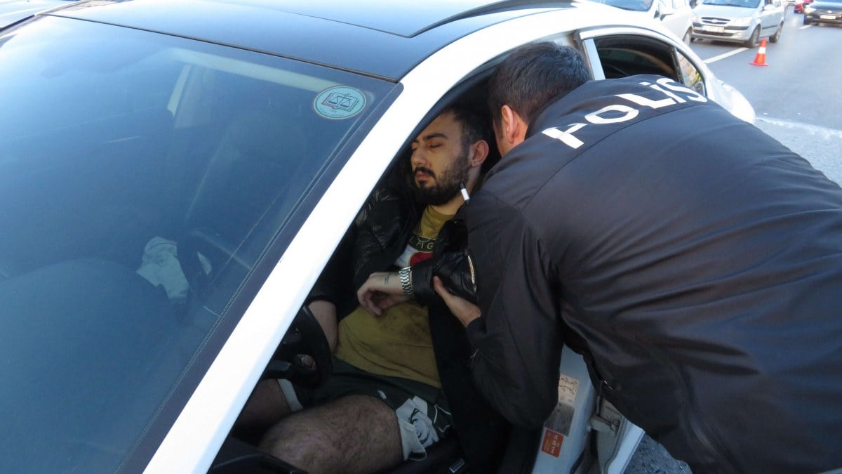 İstanbul’da direksiyon başında uyuyakalan alkollü sürücü trafiği kilitledi