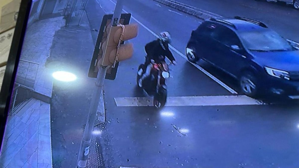 İstanbul’da gündüz vakti ateş yağmuru! Seyir halindeki otomobile…