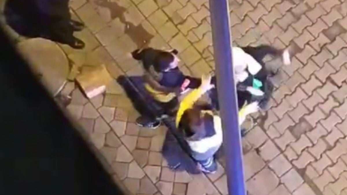 İstanbul’da ihbarı üzerine gelen ambulanstaki sağlık görevlilerine saldırdı