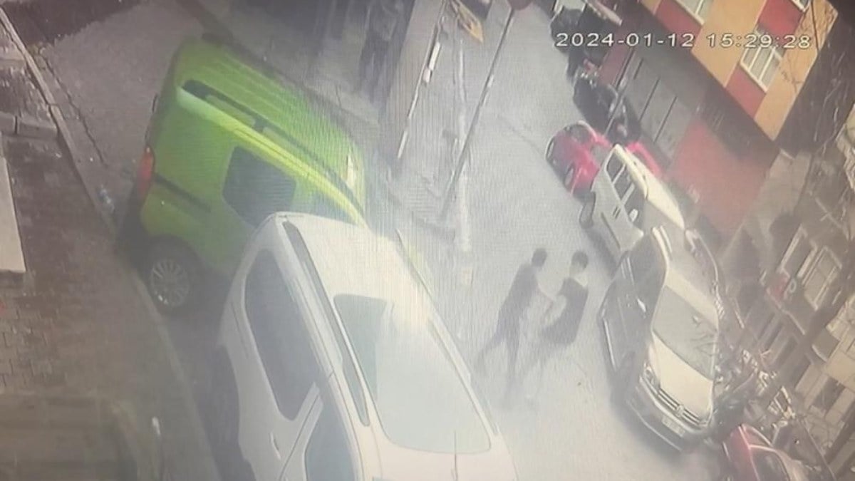 İstanbul’da iki gencin kız kavgası kanlı bitti! Başına bıçak sapladı