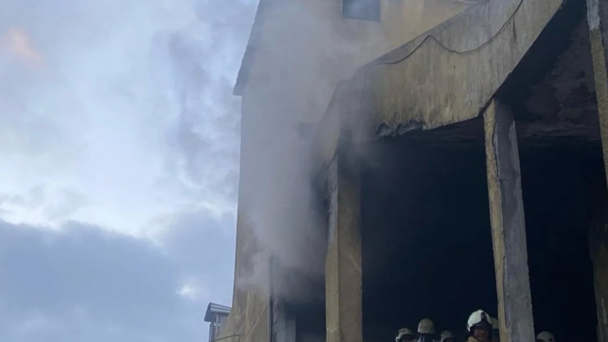 İstanbul’da kolonya atölyesinde yangın! 5 işçi mahsur kaldı
