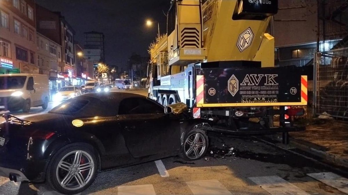 İstanbul’da lüks otomobil hurdaya döndü! Vince çarpınca…