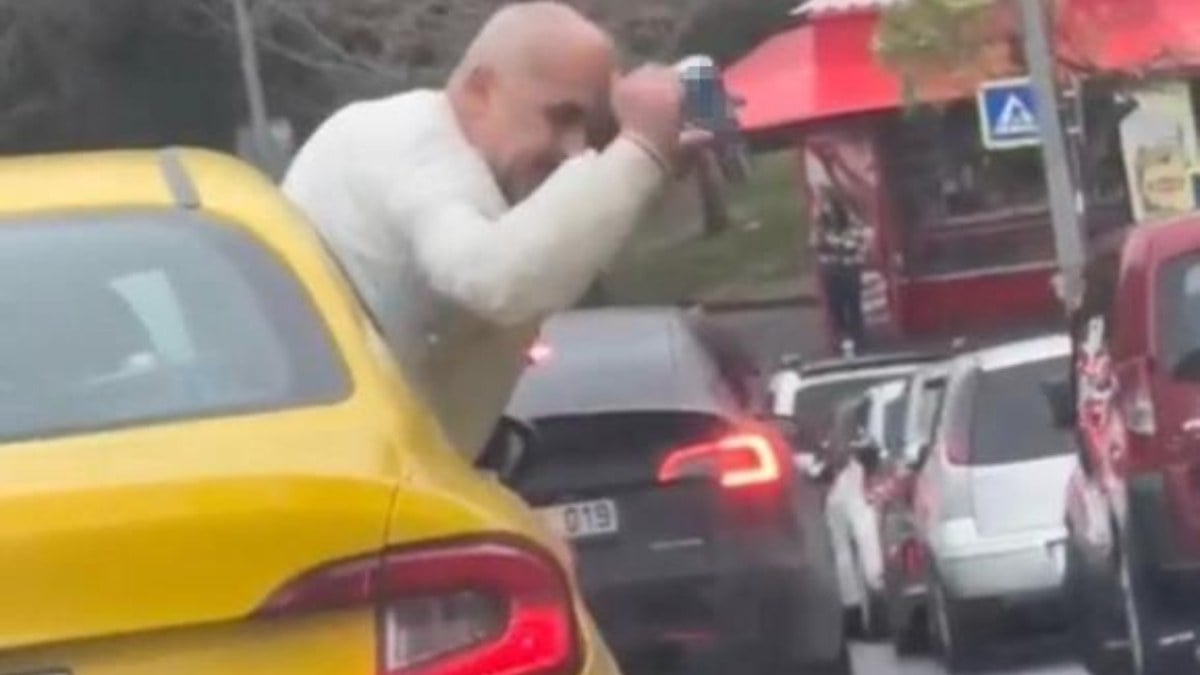 İstanbul’da taksiye binen sarhoş müşterinin halleri: Camdan sarkıp dans etti