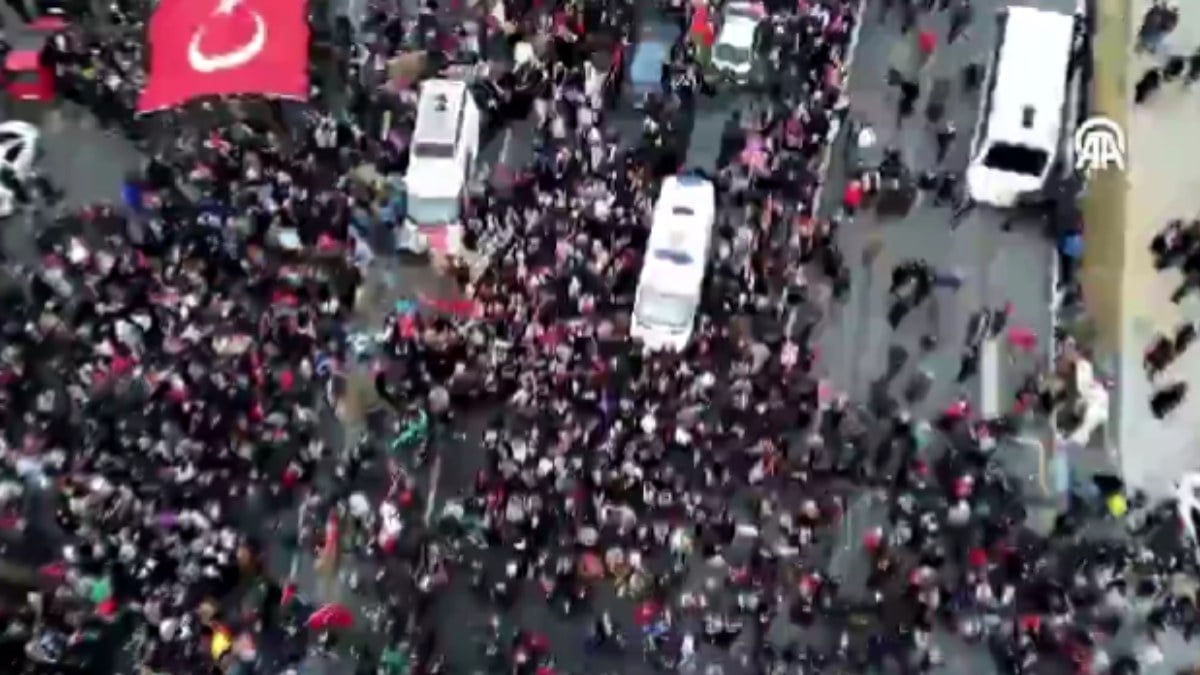 İstanbul’da tarihi yürüyüş! Binlerce vatandaş “Şehitlerimize rahmet Filistin’e destek” için bir arada