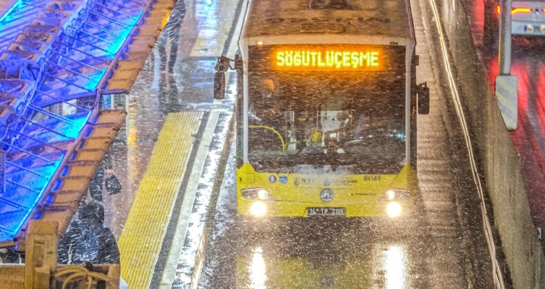 İstanbul’da uyarılardan sonra yağmur başladı… Çarşamba kar geliyor!