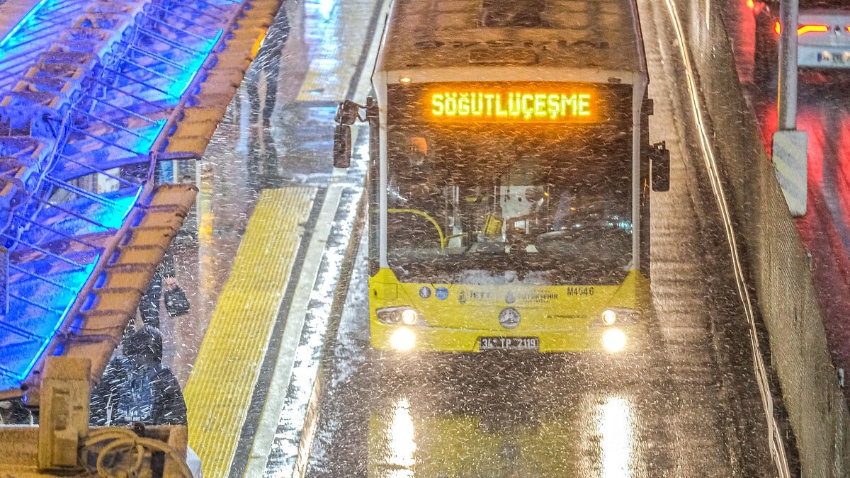 İstanbul’da uyarılardan sonra yağmur başladı… Çarşamba kar geliyor!