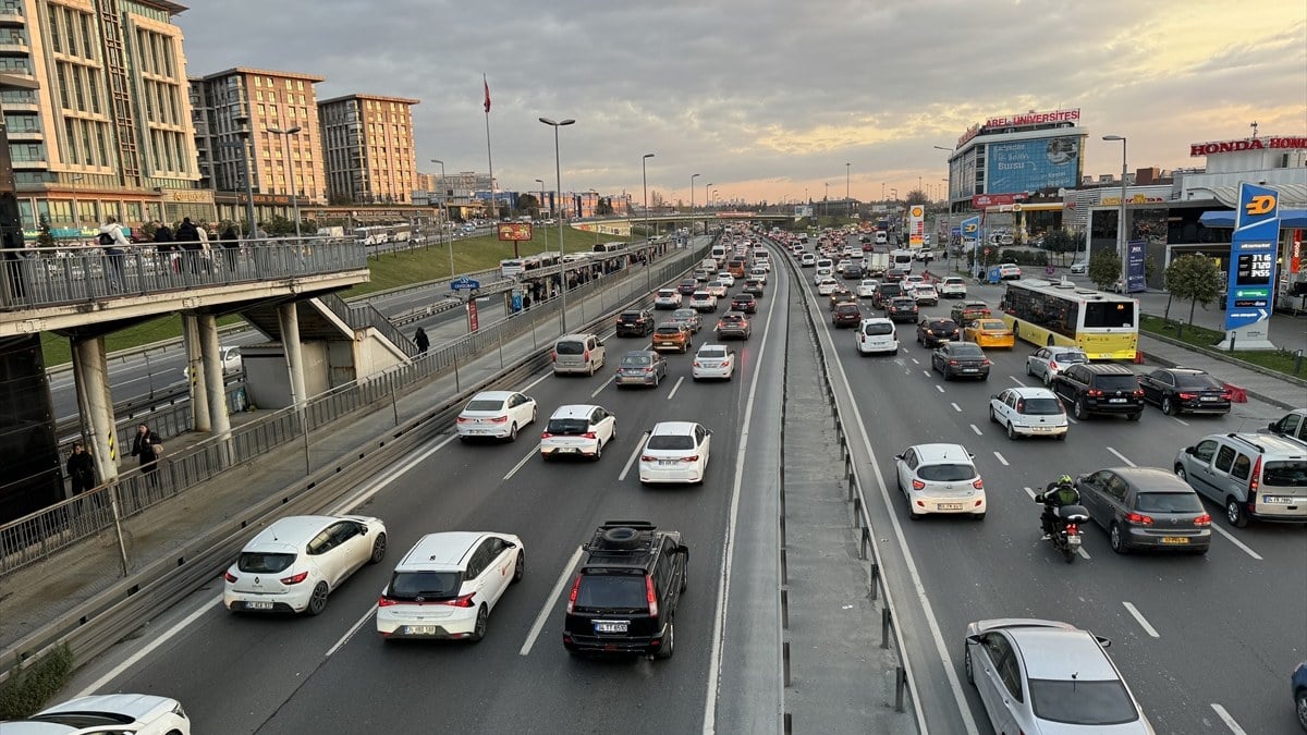 İstanbul’da yeni yılın ilk mesai günü trafikle başladı