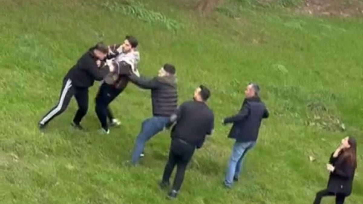 İstanbul’da yol verme kavgası: Tekme yumruk birbirlerine girdiler