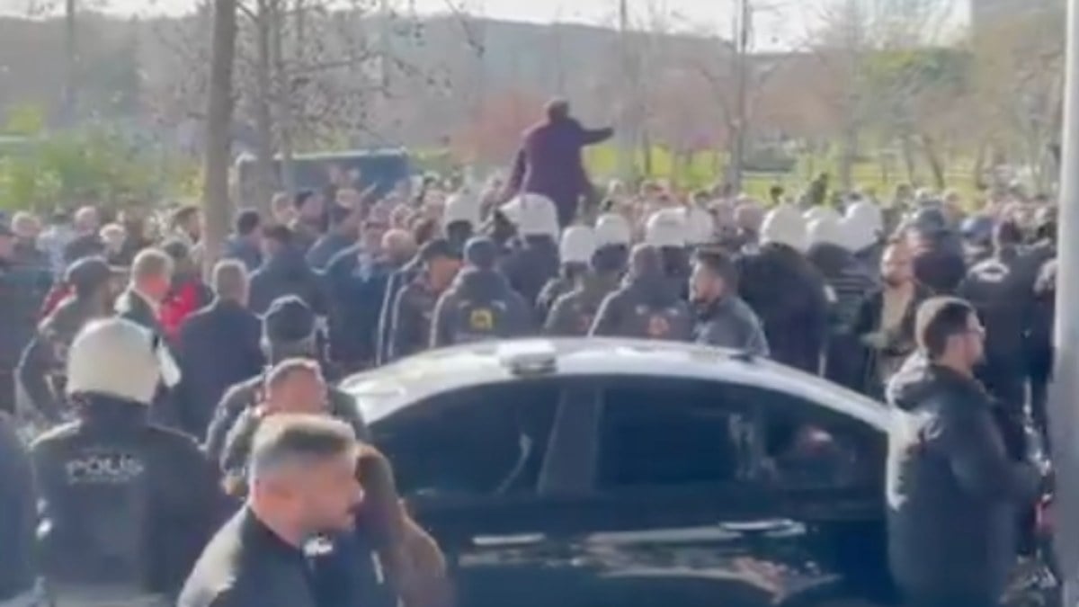 İstanbul’da yüzde 28 zammı yetersiz bulan taksiciler İBB binasını taşladı