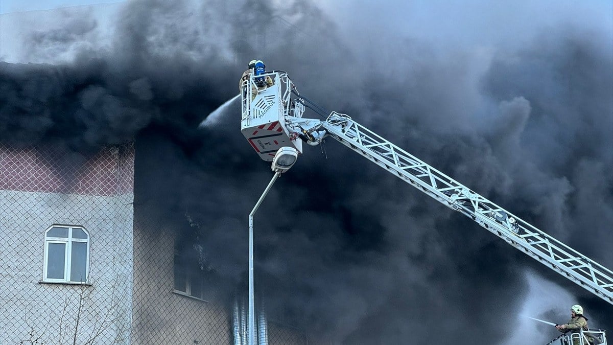 İstanbul’da ayakkabı imalathanesi alevlere teslim oldu! Patlama sesi duyuldu