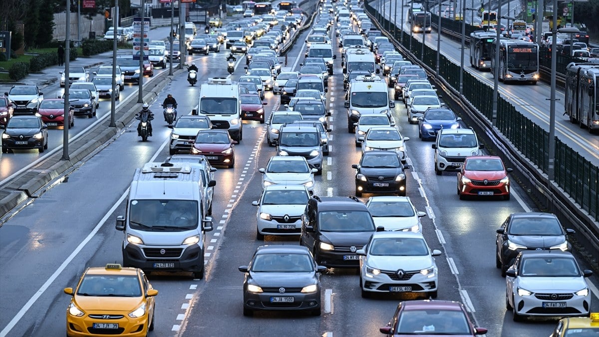 İstanbul’un trafik çilesi devam ediyor! Haftanın ilk mesai gününde yine yoğunluk oluştu…