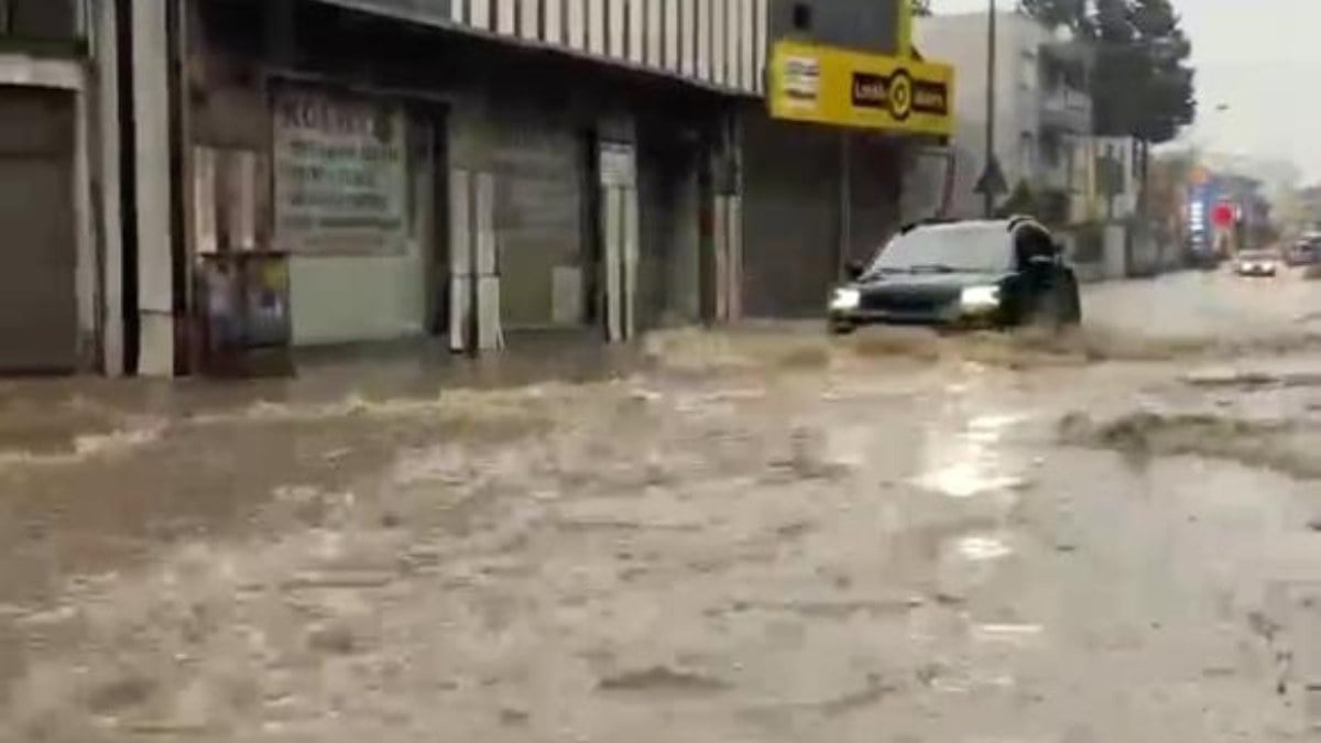 İzmir’de değişmeyen manzara! Sağanak yağmur yolları göle çevirdi