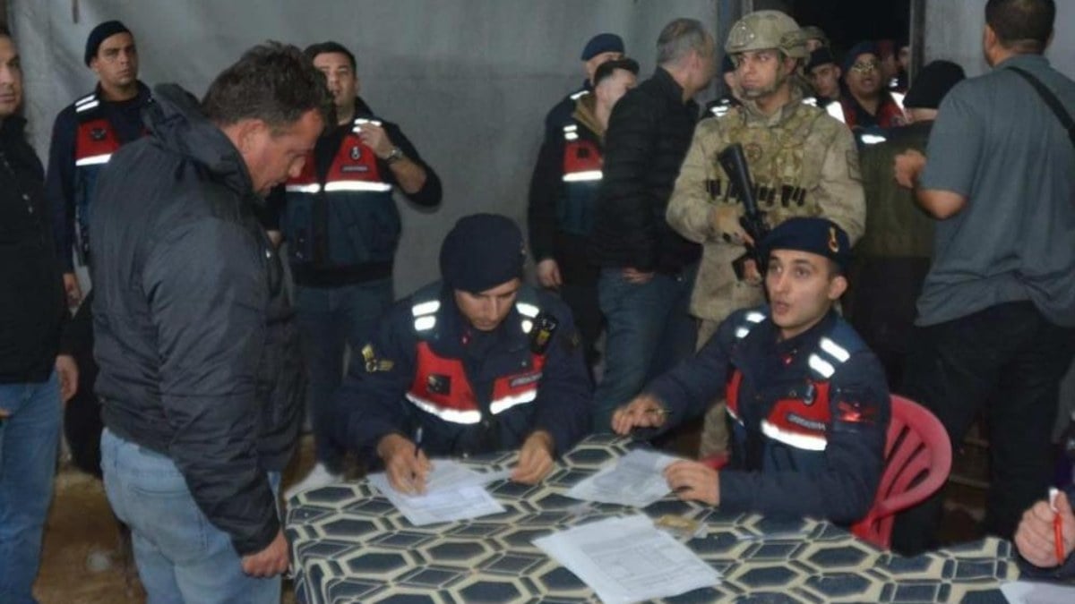 İzmir’de horoz dövüşü baskını: Jandarma ceza yağdırdı