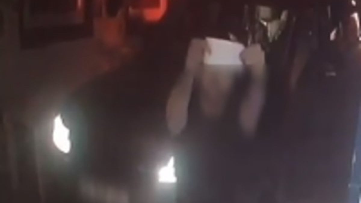 İzmir’de kapalı olan marketten su alıp parayı bıraktı