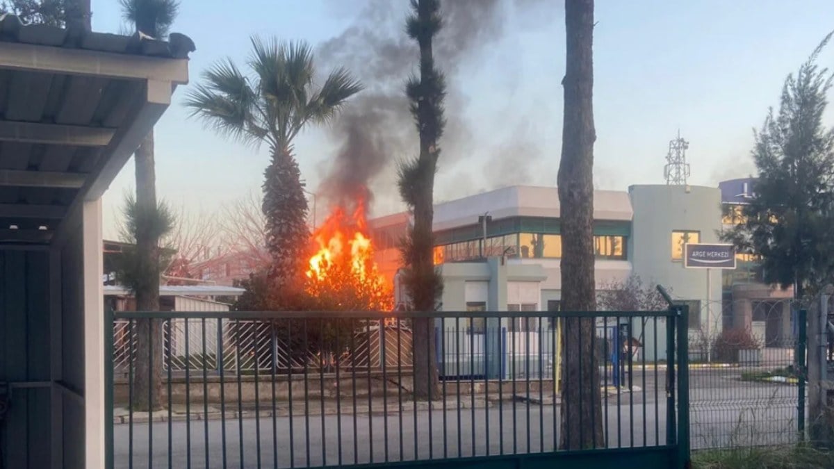 İzmir’de korkutan yangın! 1 işçi hayatını kaybetti…